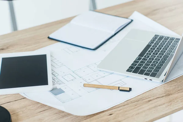 Крупный план цифрового планшета, чертежа, ноутбука и ноутбука на столе — стоковое фото