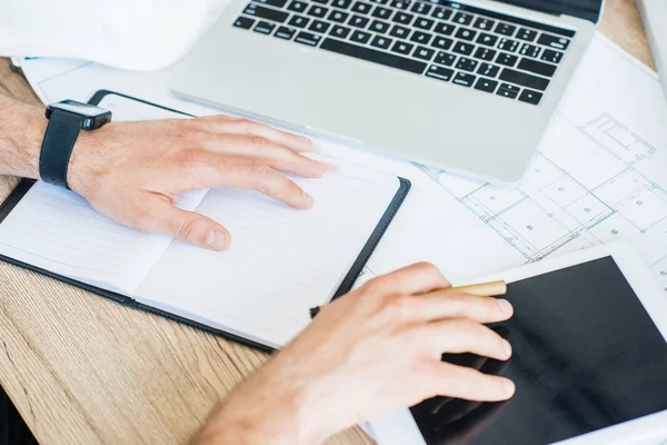 Colpo ritagliato di persona che utilizza tablet digitale sul posto di lavoro — Foto stock