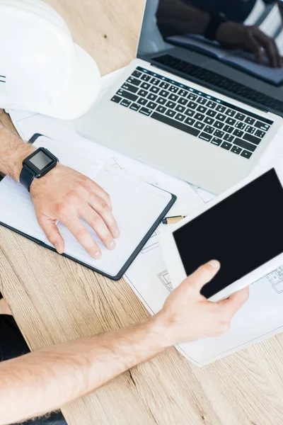 Vue partielle de la personne portant une montre connectée et utilisant une tablette numérique sur le lieu de travail — Photo de stock