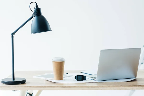 Smartwatch, laptop e xícara de café descartável no local de trabalho — Fotografia de Stock