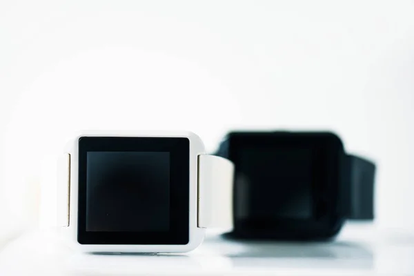 Vista ravvicinata degli smartwatch con schermi neri su grigio — Foto stock