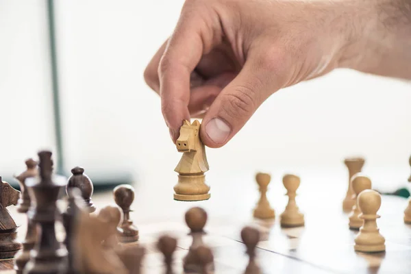 Plan recadré de la personne jouant aux échecs, mise au point sélective — Photo de stock