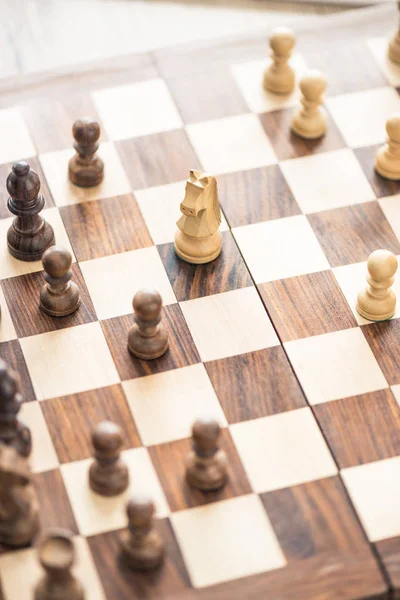 Vista de primer plano del tablero de ajedrez de madera con tablero de ajedrez - foto de stock