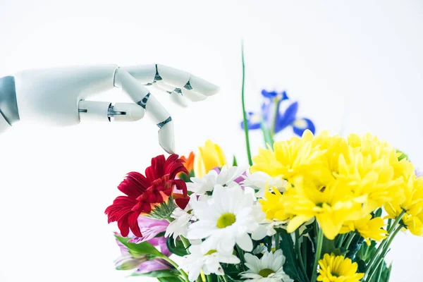 Vista ravvicinata del braccio robotico e bellissimi fiori colorati isolati su bianco — Foto stock