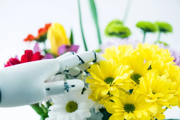 Vista ravvicinata di mano di robot e bei fiori su bianco — Foto stock