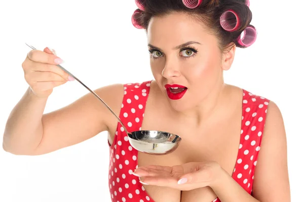 Portrait en gros plan de la cuisine émotionnelle plus la taille de la femme au foyer avec louche isolée sur blanc — Photo de stock