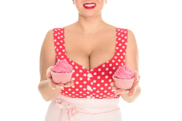 Ritagliato colpo di plus size donna con crema rosa cupcakes isolato su bianco — Foto stock