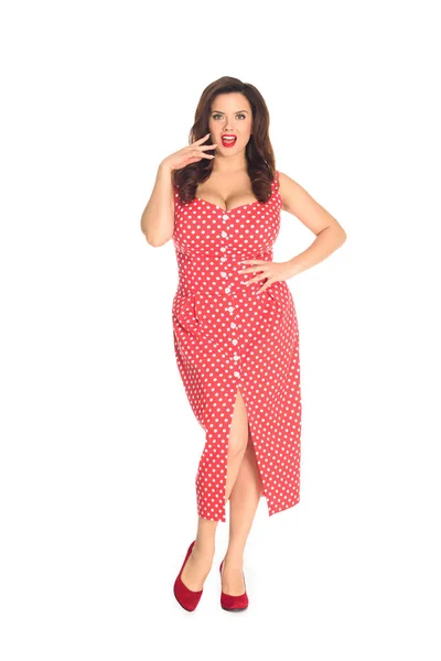 Emocional plus tamanho mulher em vestido vermelho olhando para a câmera isolada no branco — Fotografia de Stock