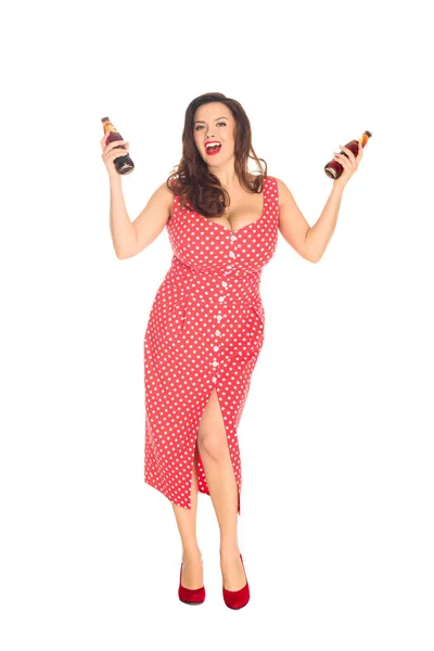 Feliz mujer de tamaño grande con botellas de refresco mirando a la cámara aislada en blanco - foto de stock