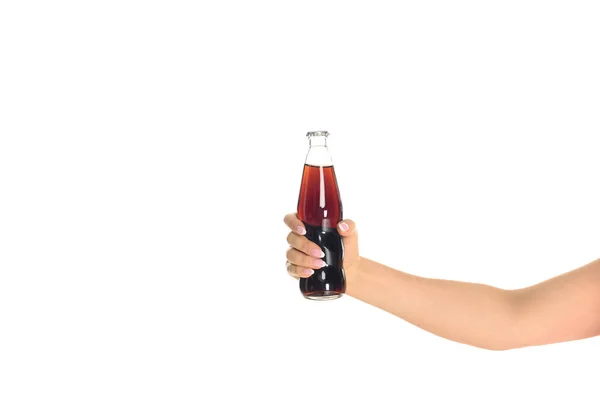 Tiro recortado de mujer sosteniendo botella de refresco aislado en blanco - foto de stock
