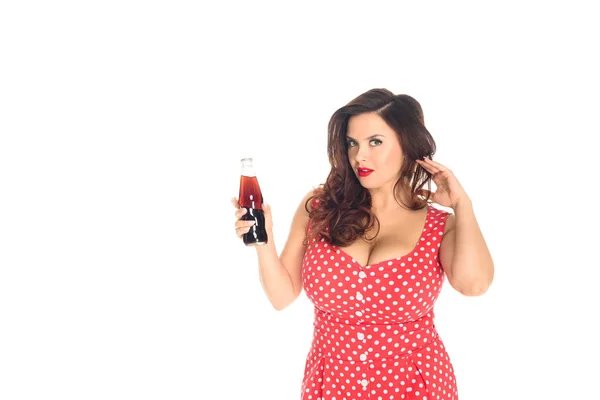 Привлекательный плюс размер женщина с бутылкой соды глядя на камеру изолированы на белом — стоковое фото