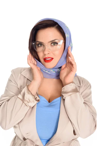 Retrato de cerca de la mujer joven con estilo en el pañuelo y gafas con estilo aislado en blanco - foto de stock