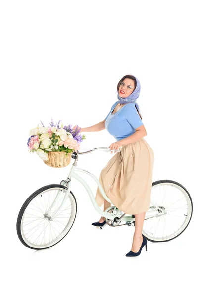 Красива стильна жінка сидить на велосипеді і дивиться на камеру ізольовано на білому — стокове фото