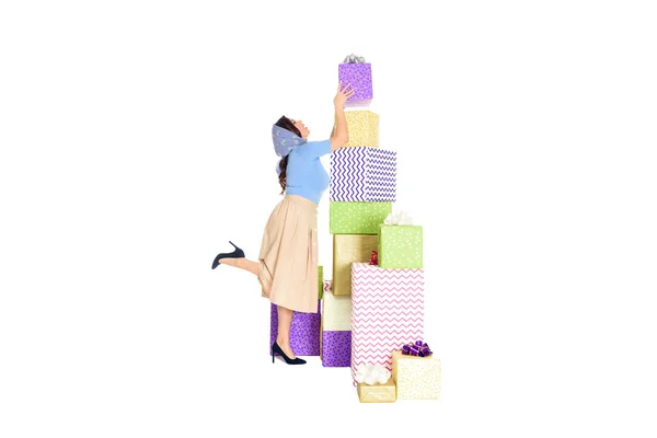 Vista completa de la mujer elegante pin up con varias cajas de regalo aisladas en blanco - foto de stock