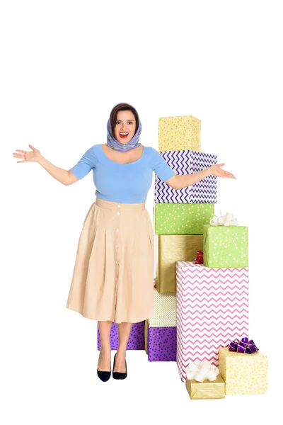 Überraschte stilvolle Frau blickt in die Kamera, während sie in der Nähe von Geschenken isoliert auf Weiß steht — Stockfoto