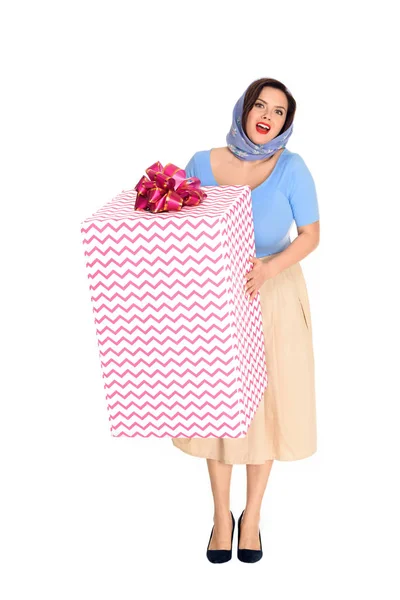 Beautiful size plus pin up woman holding gift box and smiling at camera isolated on white — Stock Photo