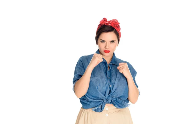 Hermosa joven pin up mujer de pie en posición de lucha y mirando a la cámara aislada en blanco - foto de stock