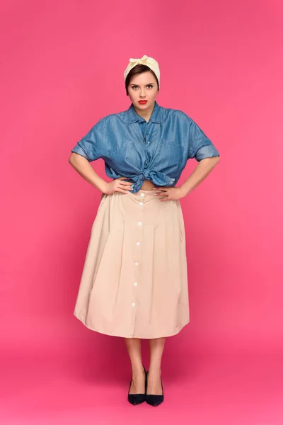 Full length view of beautiful pin up girl standing with hands on waist and looking at camera isolated on pink — Stock Photo