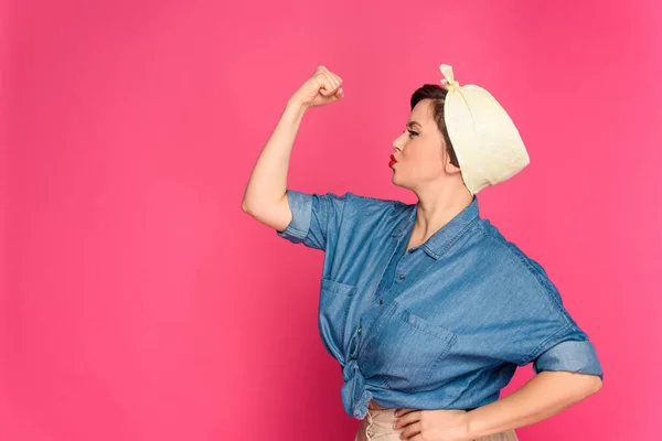 Dimensioni attraenti più pin up donna che mostra i muscoli isolati su rosa — Foto stock