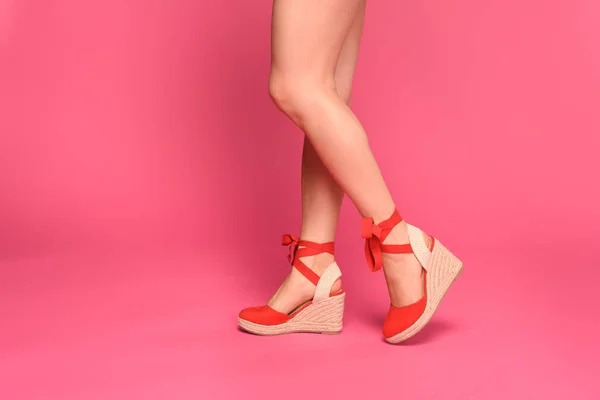 Обрізаний знімок красивих жіночих ніг в червоному взутті ізольований на рожевому — стокове фото