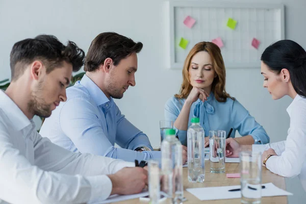 Enfoque selectivo de los empresarios centrados en el lugar de trabajo en la oficina - foto de stock