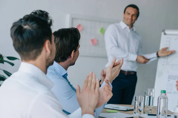 Selektiver Fokus der Kollegen, die dem Mentor während der kaufmännischen Ausbildung im Büro applaudieren — Stockfoto