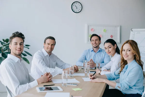 Portrait de collègues souriants au travail au bureau — Photo de stock