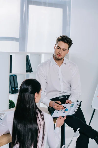 Бізнесмен і бізнес-леді з блокнотом в офісі — Stock Photo