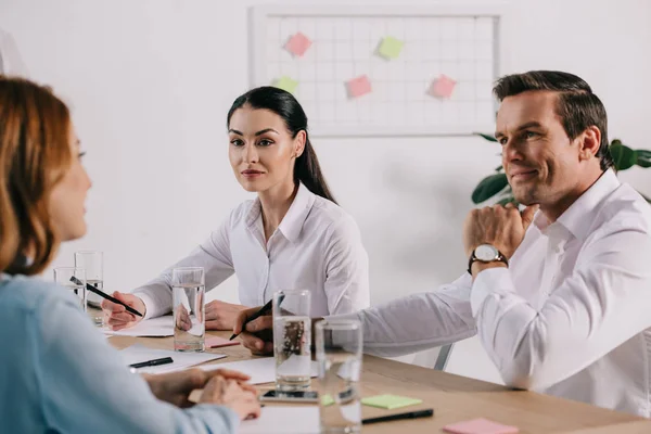 Orientation sélective des gens d'affaires avec des papiers sur le lieu de travail dans le bureau — Photo de stock