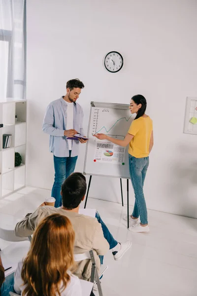 Gente de negocios en ropa casual que tiene formación empresarial en la oficina - foto de stock