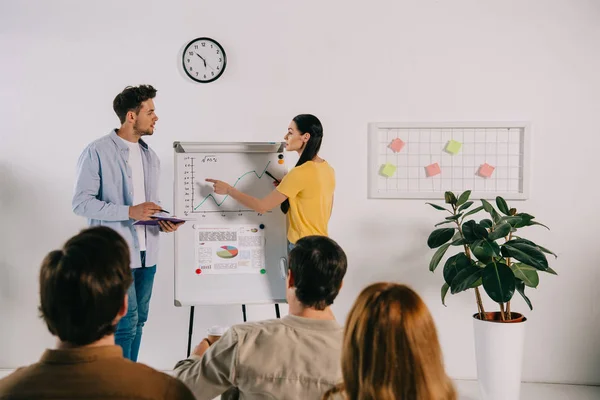 Gruppe von Geschäftsleuten mit kaufmännischer Ausbildung im Büro — Stockfoto