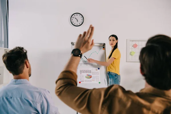 Geschäftsleute in Freizeitkleidung bei einer kaufmännischen Ausbildung im Büro — Stockfoto