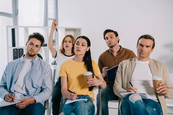 Hombres de negocios y mujeres de negocios enfocados en ropa casual con cuadernos de formación empresarial en la oficina - foto de stock