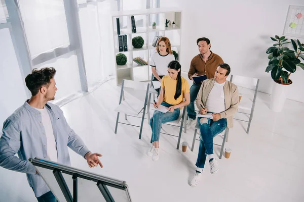 Teilansicht von Geschäftsleuten, die ihrem Mentor während der Ausbildung im Büro zuhören — Stockfoto