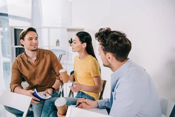 Gruppe von Geschäftsleuten mit Notebooks bei Business-Schulungen im Büro — Stockfoto