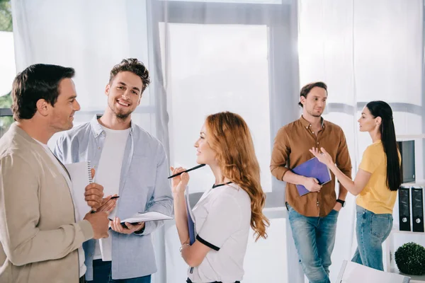 Grupos de empresarios que mantienen conversaciones después de la formación empresarial en la oficina - foto de stock