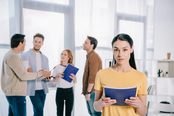 Orientation sélective des femmes d'affaires et des collègues après une formation en entreprise au bureau — Photo de stock