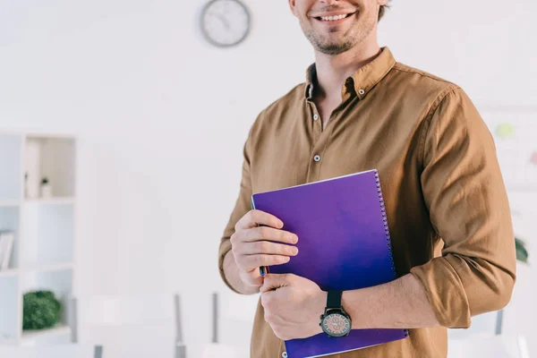 Обрезанный снимок улыбающегося бизнесмена в повседневной одежде с ноутбуком n office, концепция бизнес-обучения — стоковое фото