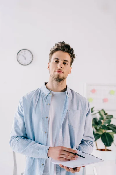 Retrato de empresário em roupas casuais com notebook n escritório, conceito de treinamento de negócios — Fotografia de Stock