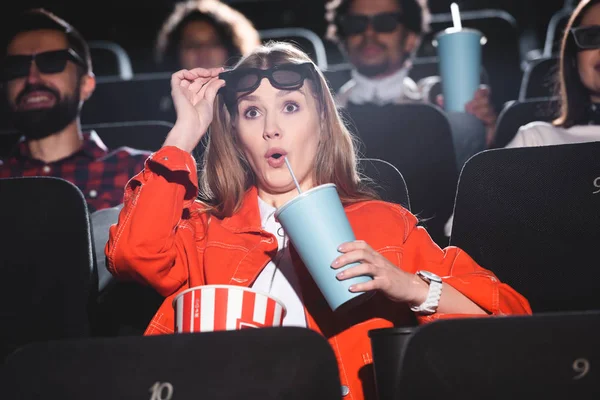Foco seletivo de mulher chocada com óculos 3d assistindo filme no cinema — Fotografia de Stock