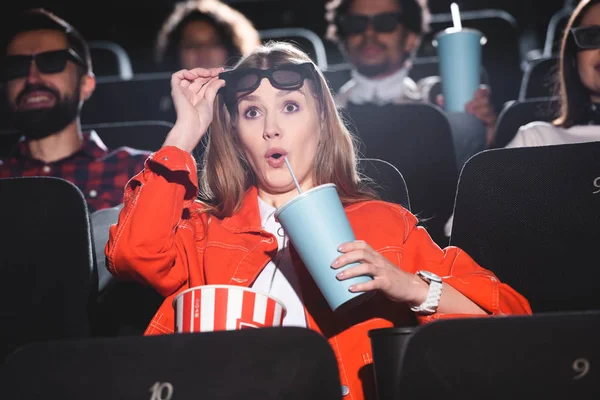 Избирательный фокус шокированной женщины в 3D очках, смотрящей фильм в кино — стоковое фото