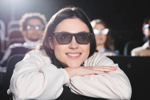 Enfoque selectivo de mujer atractiva en gafas 3d viendo película en el cine — Stock Photo