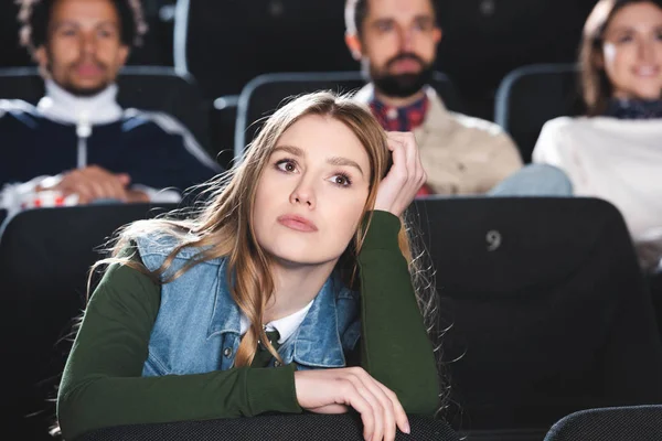 Messa a fuoco selettiva della donna pensierosa guardare film nel cinema — Foto stock