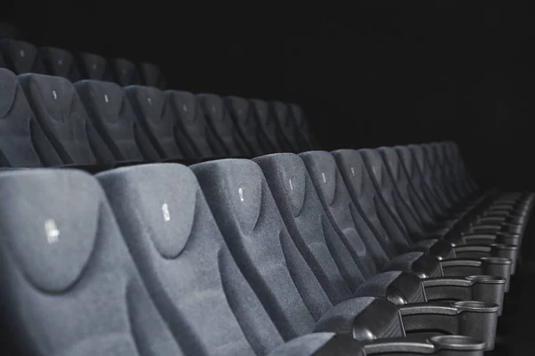 Foco selectivo de la sala de cine con asientos grises - foto de stock