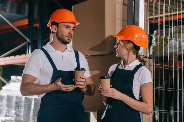 Zwei Lagerarbeiter unterhalten sich beim Kaffee to go — Stockfoto