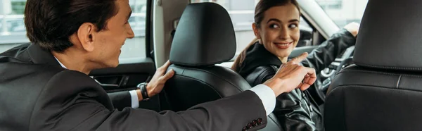 Businessman pointing on road to taxi driver, panoramic shot — Stock Photo