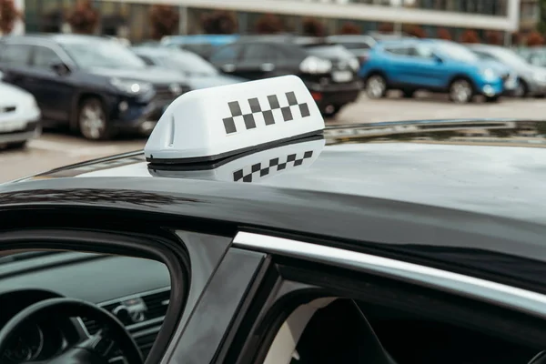 Cartel de taxi blanco y negro en el techo del coche - foto de stock