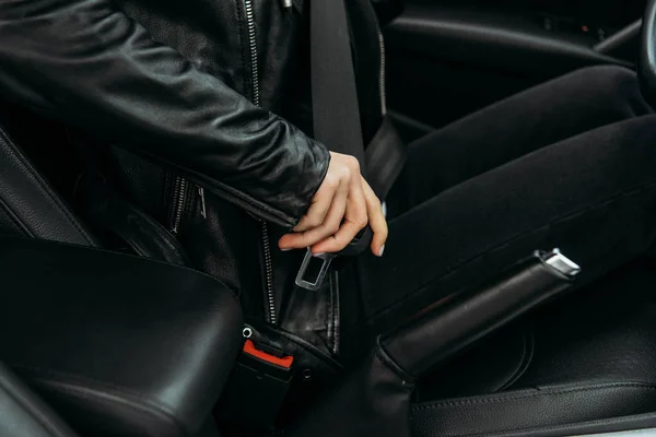 Vue recadrée de la ceinture de sécurité femme à jeun dans la voiture — Photo de stock