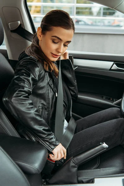 Jeune femme jeûnant ceinture de sécurité en voiture — Photo de stock