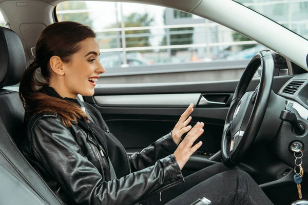 Mulher sorridente excitada no assento do motorista do carro drone — Fotografia de Stock